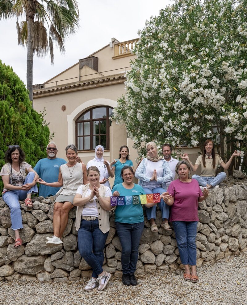 Gruppe von Frauen in entspannter Pose